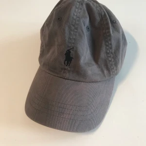 Ralph lauren keps - Ralph lauren keps.  Vid leverans tillkommer kostnad beroende på vart de ska skickas.
