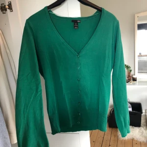 Grön st inas tröja - Aldrig använd. Den är liten i storleken, sitter snyggt på och skön.