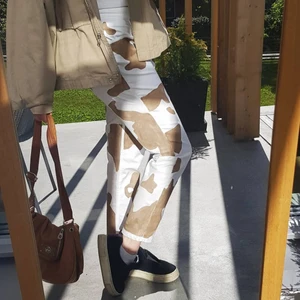 Cow printed jeans - Intressekoll- Exlusive hand painted white Filippa K jeans with trendy brown cow print