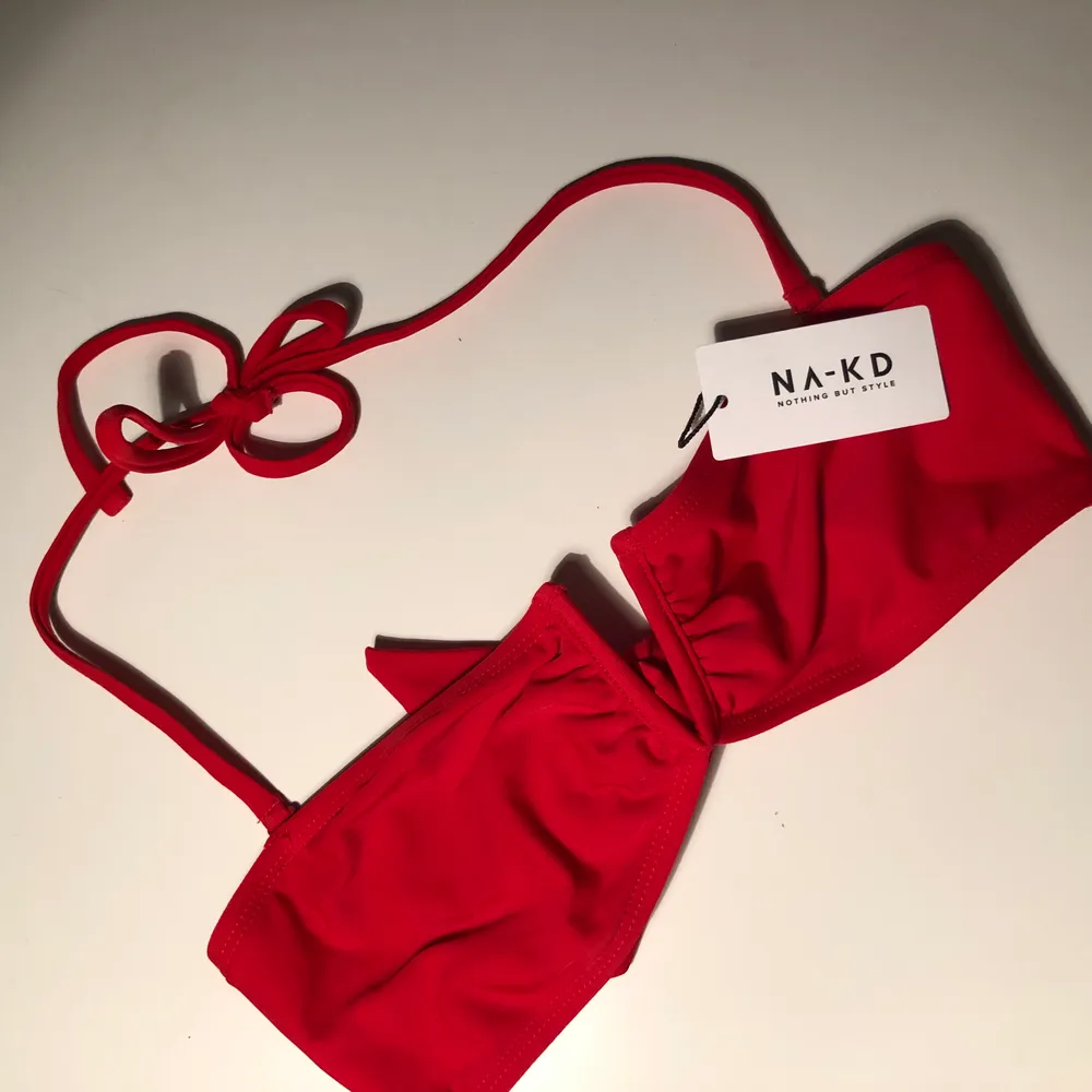 Röd bikiniöverdel från Na-kd. Säljer pga att den aldrig kommit till användning, därav har den lappar kvar. . Övrigt.