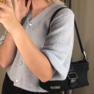 sötaste glittriga koftan 🥺🥺 - Kortärmad glittrig kofta från &Other Stories! Köpt för ca 700kr i vintras, slutsåld och säljs ej längre 💖 endast använd 2 ggr så i väldigt bra skick :)