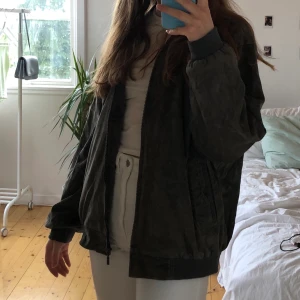 Jacka - Supersnygg bomberjacka i skönt material! Köpt på en vintagebutik i newyork. Bra skick 🥰 Vet inte riktigt storlek men jag är en XS och den sitter snyggt oversized! 