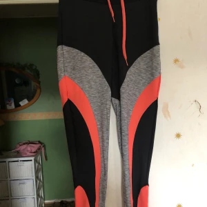 Träningstights - Oanvända träningstights i storlek S.