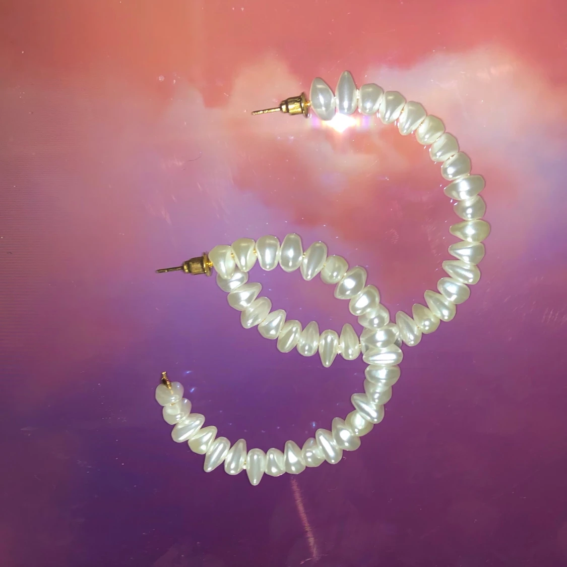 Vita pärlorörhängen