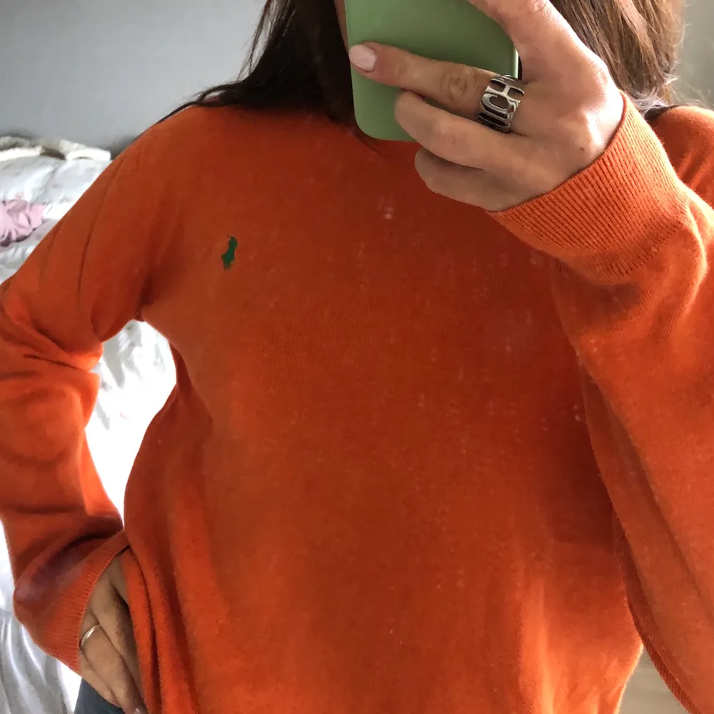 En vintage orange tröja, storlek S men är stor pga av att det är en killstorlek! 🧡. Tröjor & Koftor.