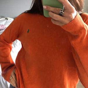 En vintage orange tröja, storlek S men är stor pga av att det är en killstorlek! 🧡