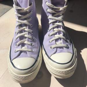 Ett par snygga Converse i hög kvalitet i en violet färg. Skorna är ny inköpta och endast använda två gånger. Det kostar från början 969kr så fynda här!!
