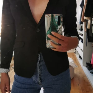 Kavaj - Säljer min fina kavaj från HM 💗 Storlek S. Säljer denna för 200. Frakt ingår 💕💕