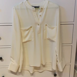 Skitsöt blus - Fin cremevit blus från Zara i M. Använd max 2 tillfällen pga inte riktigt min stil. Frakt är utöver priset💕
