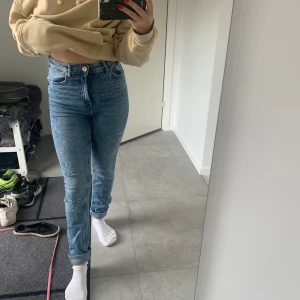 h&m  - ett par jeans som är använda max 3 gånger, därför är de i riktigt bra skick. frakt ingår ej i priset.