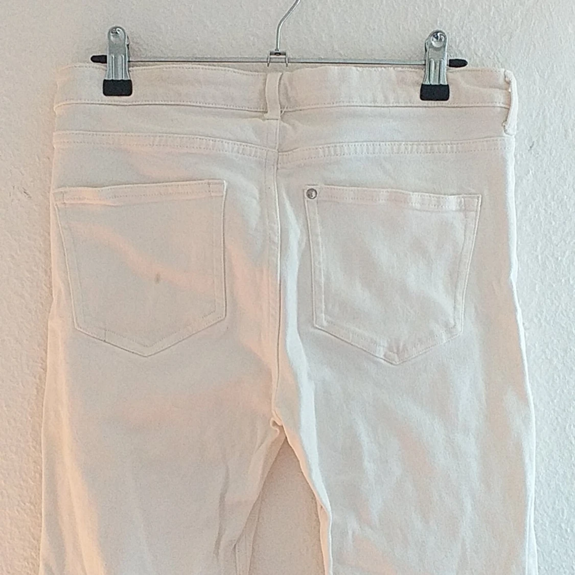 Vita jeans med slitningar - 90