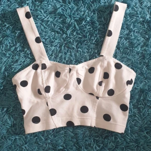 Bralette - Prickig bralett/ linne från Topshop som inte kommer så mycket till användning tyvärr! Fin nu på sommaren! Står ej för frakt