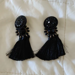 Svarta örhängen - Svarta örhängen med tassels. Superfina tills alla offshoulder looks nu i sommar! 🥰
