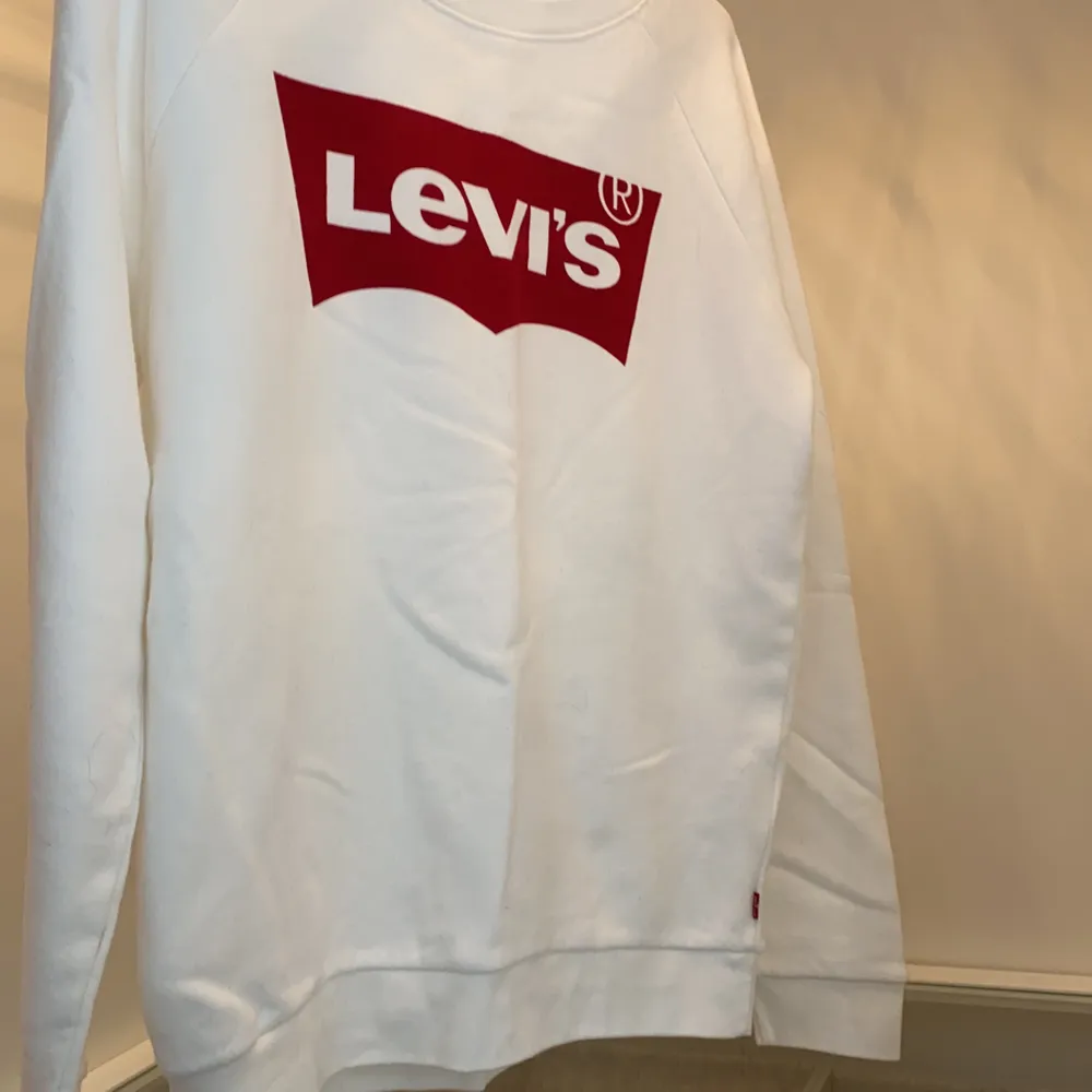 En helt oanvänd Levis tröja i storlek S men den är ganska stor så skulle passa M också. Kostade 600kr men säljer för 250kr.. Tröjor & Koftor.