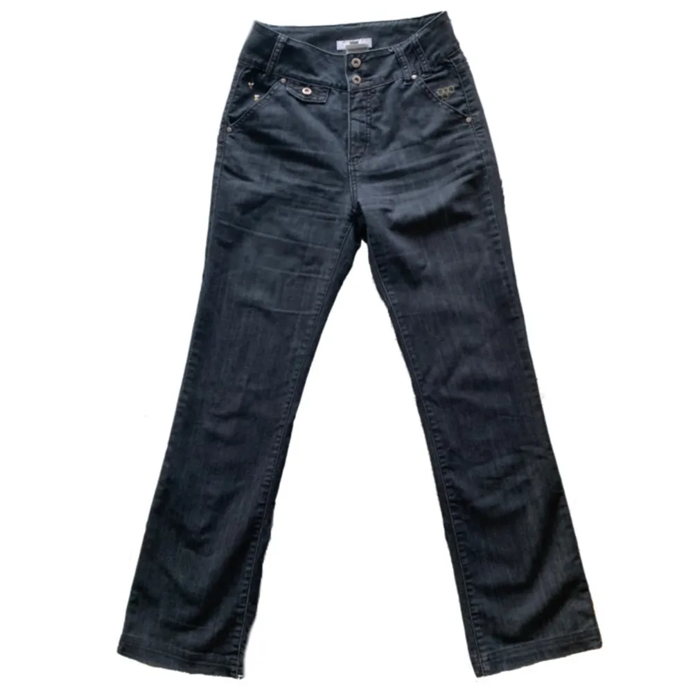 Jeans med handbroderade humlor! Skulle säga det passar storlek S . Jeans & Byxor.