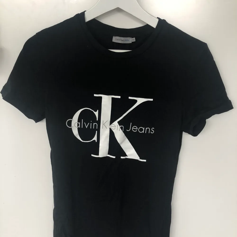 En svart Calvin Klein t-shirt. Använd fåtal gånger. Sitter superbra! . T-shirts.
