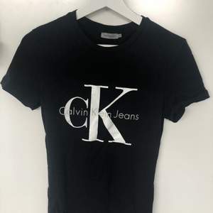 En svart Calvin Klein t-shirt. Använd fåtal gånger. Sitter superbra! 