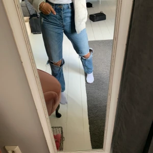 Superpopulära slutsålda hm jeans - Säljer nu mina tidigare favoritjeans från hm, då de inte längre kommer till användning. De sitter sååå fint!! Är helt slutsålda och väldigt eftertraktade. Liknar även både zara och Gina jeansen.