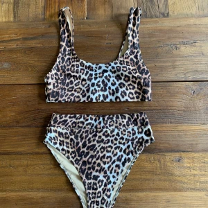 High waist bikini från Hm - Jätte snygg high waist bikini från Hm i leopardmönster, använd bara en gång och är i fint skick.