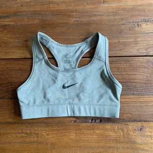 Nike sport-bh  - Nike sport bh i grå färg utan inlägg som inte är använd och är i bra skick
