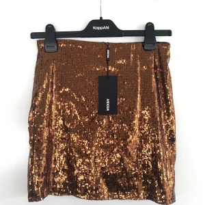Bodytajt Glitterkjol - Helt oanvänd kjol från Weekday pga slängde kvittot hehe. Skiiit sexig på!! 🤩