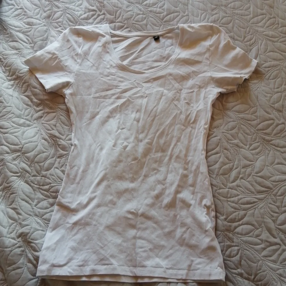 Vit basic t-shirt storlek M, figur sydd, liten i storleken, använd 1 gång bra skick, säljes då den är för liten för mig. . T-shirts.