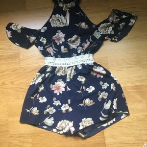 jumpsuit  - endast använd 1 gång. köpt för 150 och säljer den för 30kr.  en av knapparna där man stänger är trasig.