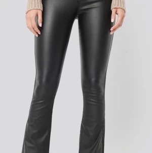 Nakd skinnbyxor bootcut - Helt nya skinnbyxor från nakd i storlek 36. Säljs pga lite för korta på mig som är drygt 170. Nypris 499🥰
