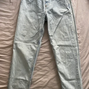 Mom Jeans strl 44 - Inte gamla jeans, knappt använda.