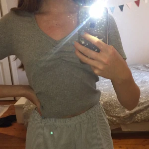 Grå tröja strl 36 - Jättefin grå topp/tröja från missguided som jag säljer då den tyvärr är lite för stor för mig som egentligen är XS. Nyskick. Köpare står för frakten. ❤️