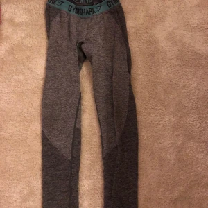 Gymstark tights  - Gymstark tights, gråa och rosa, 350kr st eller paketpris 550 kr. Använda fåtal gånger, väldigt fint skick. Storlek M men passar även L. Köparen står för frakt. Nypris 600kr