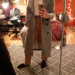 Kappa - Kappa från Mint and Berry i använt skick. Ser bra ut men är lite noppig på några ställen, men det är bara att klippa bort. Snygg gråmelerad färg och fin knäppning.