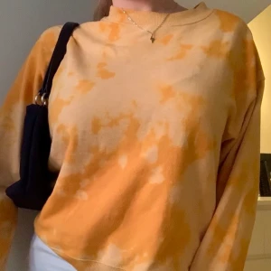 tie die sweatshirt  - svin snygg sweatshirt i batik design! använd fåtal gånger, köparen står för frakten💕🦋