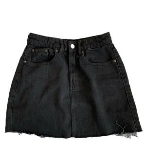 Svart jeanskjol  - En svart jeanskjol från Zara. Inte alls gammal och i perfekt skick. Ganska liten i midjan men en bra längd. 