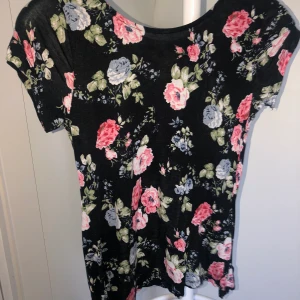 SOMMAR TOPP - Jättefin blommig sommartopp från Bikbok i storlek S. Lite öppen där bak på ryggen. Frakt tillkommer. 