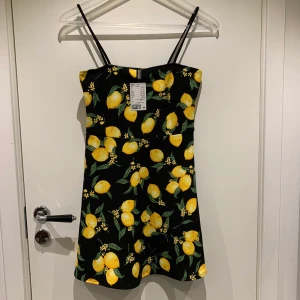 Klänning  - Ny med lapp 50 + frakt 