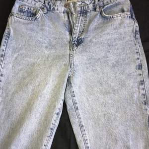 Jättefina mom jeans från Gina, köpt förra året. Tyvärr har de blivit för småa för mig. De är i mycket bra skick då de bara är använda ett fåtal ggr💘💗💓 (frakt inräknat i pris)