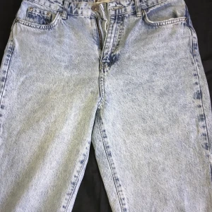 jätte fin mom jeans strl 38! - Jättefina mom jeans från Gina, köpt förra året. Tyvärr har de blivit för småa för mig. De är i mycket bra skick då de bara är använda ett fåtal ggr💘💗💓 (frakt inräknat i pris)