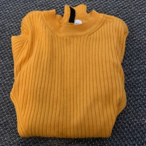 gul tröja - Gul sommartröja😊💕 storlek: S/XS pris: 150kr frakt ingår