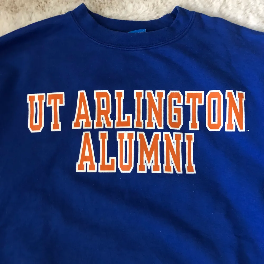 Vintage UT ”ARLINGTON ALUMNI” Champion Sweatshirt   Size Medium  Details Blue and Orange color  Price 300kr  Dm för frågor. Tröjor & Koftor.