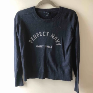  - Superfin tröja ifrån gant i mörkblått🌸