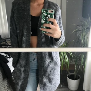 Mysig lång kofta  - Grå mysig lång kofta från Gina Tricot, storlek XS. Knappt använd. Priset är exklusive frakt, 63kr.