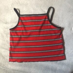 Midjetröja - Är som ny, inga fläckar eller håll. Köpte den för några år sedan, men nu passar den inte längre. Är en före detta crop top, märke primark. Tar endast swish och köparen betalar frakten! 
