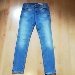 Riktigt fina ljusblåa jeans från Spirit Denim i storlek W28 L30. Använda 2 gånger och säljs pga fel storlek. Har dragkedja, knapp och möjlighet till skärp, samt fickor bak och fram. 90% Bomull, 8% Elastomultiesteris och 2% Elastan. Pris + inkl. frakt. 