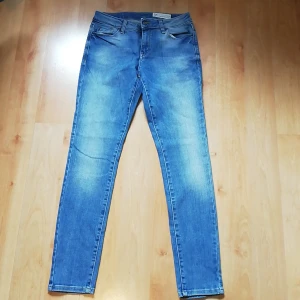 Spirit_Denim Ljusblå Jeans W28 L30 - Riktigt fina ljusblåa jeans från Spirit Denim i storlek W28 L30. Använda 2 gånger och säljs pga fel storlek. Har dragkedja, knapp och möjlighet till skärp, samt fickor bak och fram. 90% Bomull, 8% Elastomultiesteris och 2% Elastan. Pris + inkl. frakt. 
