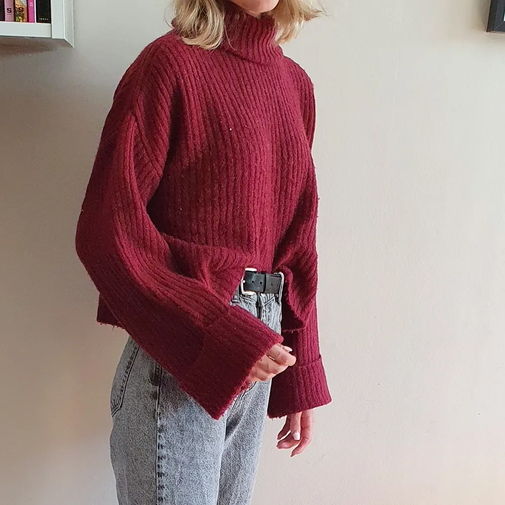 Superskön stickad tröja från Gina Tricot! Vinröd, storlek S. Kan mötas upp i Uppsala/Stockholm, alternativt skicka mot fraktkostnad.💛 (säljer även en likadan, fast grön). Stickat.