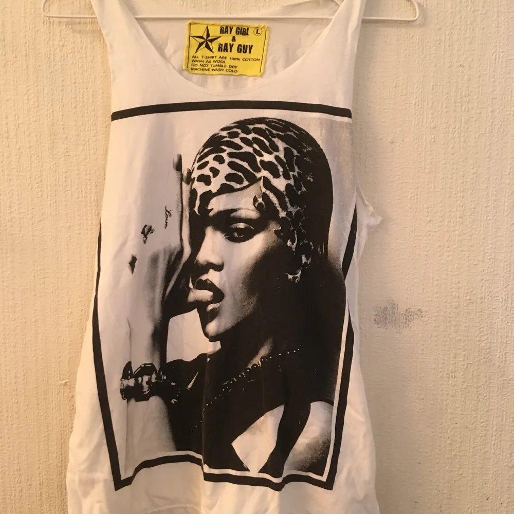 Cool Rihanna linne, strlk L. Säljer den för 30kr! Kan lämnas ut i Malmö annars tillkommer en fraktsumma❤️. Toppar.