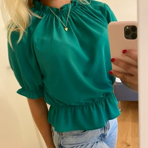 Grön blus med volanger - Grön somrig blus från Gina Tricot strl Xs. Nyskick, kan fraktas!