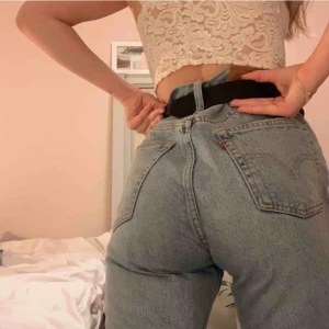 Levi's 501 - Populära jeans från Levi's i modellen 501! Har köpt här på plick och säljer då de tyvärr inte passade (bilderna är från förra säljaren). Är som nya🤩🤩