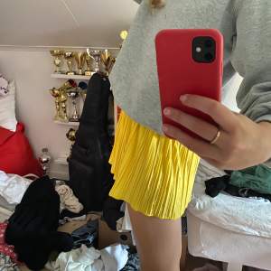 Häftiga gula shorts från zara . Storlek 164 men sitter som xs 